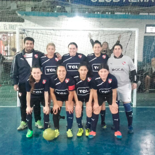 Jugar al fútbol femenino con amigas y en el club de los amores